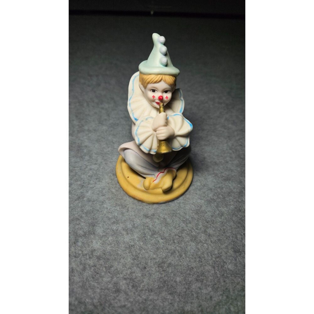 Vintage Bisque Porcelain Pierrot Clown Figurine Playing Horn Trumpet 5" - Picture 3 of 6